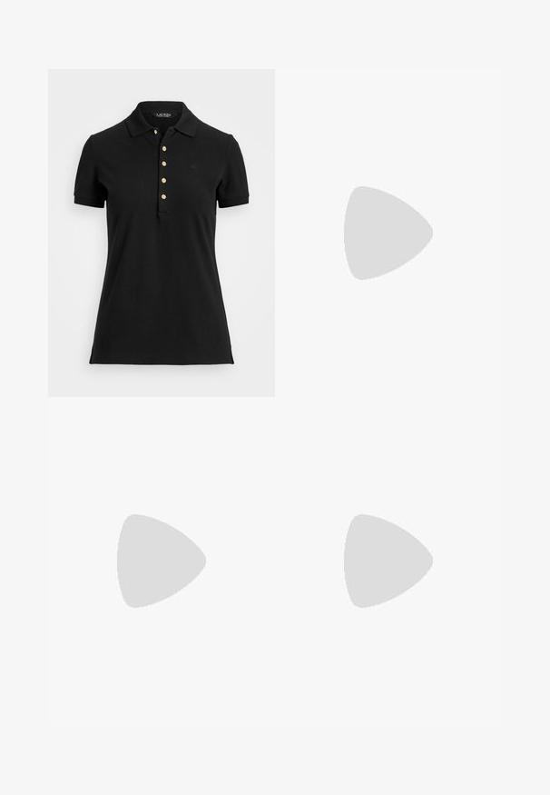 Čierna polo košeľa vyrobená z hladkej bavlnenej látky, s golierom, krátkymi rukávmi a zlatými gombíkmi pozdĺž zapínania. Malý logotyp na hrudi.; Modré džíny z denimu s stredným pásom, slim fit, päť vrecúškovým dizajnom a viditeľným šitím. Obsahuje zapínanie na gombík a zips.; Biele kožené tenisky s hladkým povrchom, zaoblenou špičkou, šnúrkovým dizajnom a gumovou podrážkou; minimalistické s jemnými semišovými akcentmi.; Čierna kožená kabelka s jemnou textúrou, trapezoidný tvar, zakrivená rúčka a zlaté kovanie so zámkovým detailom.