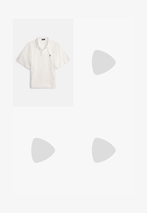 Balta kokvilnas polokrekls ar apkakli, divu pogu aizdares sloksni un nelielu tumši zilu logotipu kreisajā krūtīs.; Gaiši zilā džinsa iegrieztā svārka ar saitīti jostas vietā, ar taisnu griezumu un gludu tekstūru. Nav redzamu rakstu vai akcentu.; Lauren Ralph Lauren WYNNIE - Čības - deep saddle tan; Balta ādas somiņa ar strukturētu formu, izteiksmīga šuvju apdare, zelta aksesuārs un divi rokturi. Tekstūrēta virsma ar sānu kabatām.