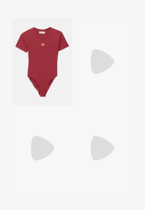 Rotes kurzärmliges geripptes Bodysuit mit Rundhalsausschnitt und kleinem goldenen Vivienne Westwood Logo auf der Brustmitte.; Karierte Skirt mit Marineblauem Denim-Bund. Verfügt über schwarze Seitenpaneele, Raffungselemente und schwarze Bindebänder am Saum. Rote Nähte setzen Akzente.; Schwarze Leder Slingback High Heels mit einem spitzen Zehendesign, das an der Vorderseite ein Ausschnitt hat und einen dünnen Stilettoblock. ; Schwarze Leder-Umhängetasche mit zwei vorderen Taschen, goldenen Schnallen, Reißverschluss und einem schmalen Tragegurt. Texturierte Oberfläche und kompakte rechteckige Form.