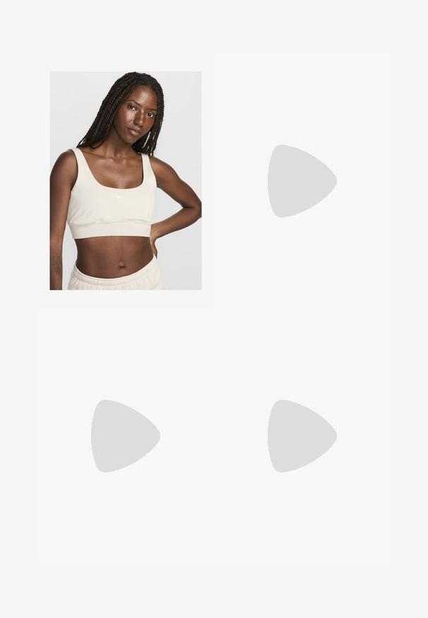 Světle béžová sportovní podprsenka se čtvercovým výstřihem, měkká látka a bílá značka Nike. Střih nad pasem, odhalující břicho.; Černé sportovní šortky s širokým pasem a logem "NIKE", hladkým povrchem a reflexními akcenty na bocích.; Elegantní sportovní boty ve světle žluté a bílé barvě, vyrobené z jemné síťoviny a syntetických materiálů, s zaobleným tvarem a texturovanou podrážkou.; Červené plastové sluneční brýle s obdélníkovými rámy, tónovanými skly a zlatým logem na nožičkách. Hladký, lesklý povrch.