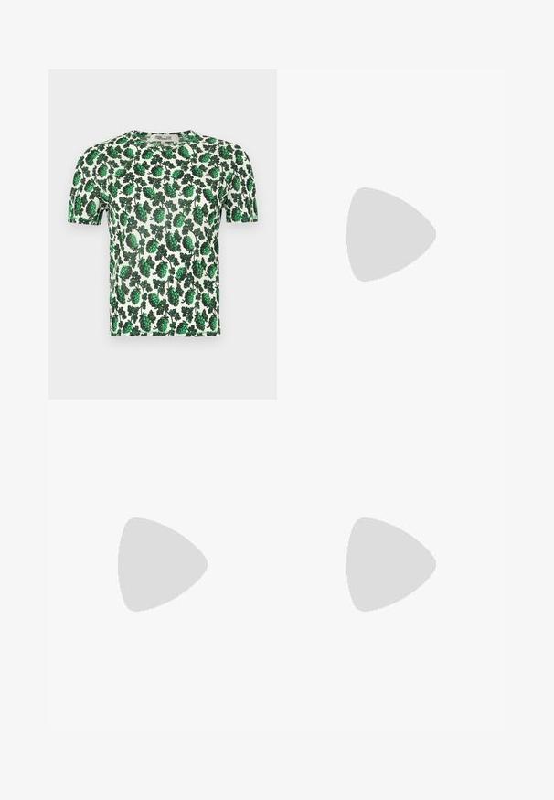 Grøn blomsterkorte ærmer top med store bladvævninger på en hvid baggrund, lavet af et let, strækbart materiale.; Grøn satin maxi nederdel med en samlet design, som har fem dekorative sølvknapper på siden og en elastisk talje.; Stuart Weitzman EVA SLINGBACK - Pumps - black; Sort perle clutch taske med lynlåslukning, med en knyttet håndtag og hardware i guldton. Glat tekstur med en struktureret form.