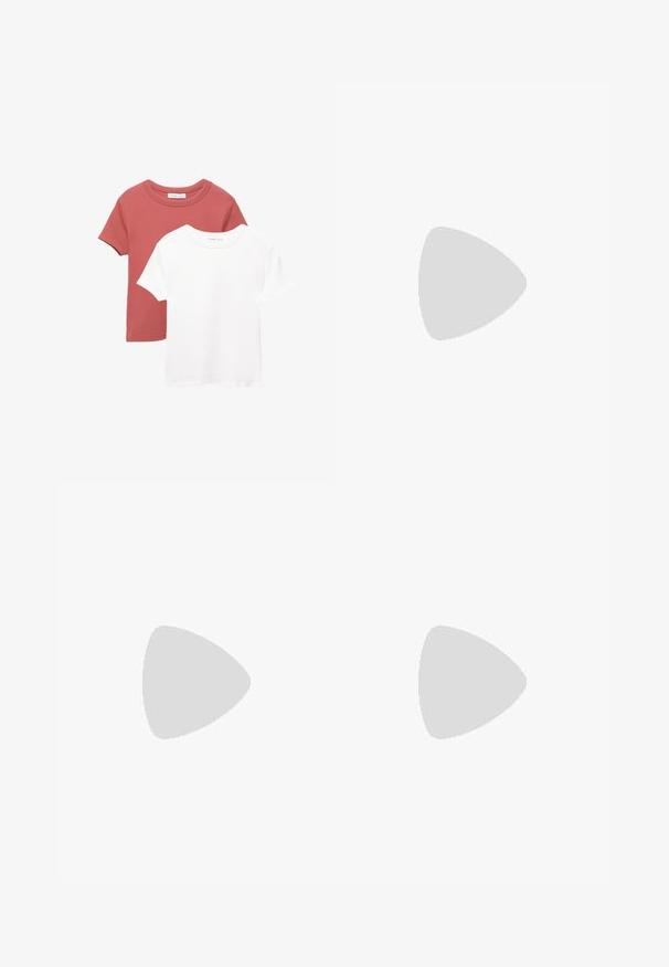 Zwei kurzärmelige T-Shirts; eines in Terrakotta mit einem Rundhalsausschnitt und eines in Weiß. Beide bestehen aus weichem Baumwollmaterial.; Gestreifte Shorts aus hellblauem und weißem Baumwollstoff, ausgestattet mit einem elastischen Bund und einem lockeren Schnitt sowie seitlichen Öffnungen für eine bessere Bewegungsfreiheit.; Beige High-Top-Sneaker mit einem Design aus Wildleder und Mesh, verstellbaren Klettverschlüssen und einer dicken Gummisohle mit einem Zickzack-Muster.; Grüne gestrickte Tragetasche mit einer strukturierten Oberfläche, ausgestattet mit zwei stabilen Griffen und einem offenen Design. Ideal für den täglichen Gebrauch.; Zwei Goldringe sind ausgestellt, einer dick und rund, der andere dünn und flach. Beide haben eine glatte, glänzende Oberfläche mit einem polierten Finish.