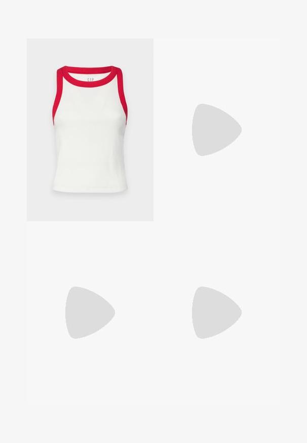 Witte geribbelde tanktop met rode rand bij de hals en armsgaten. Beschikt over een aansluitend ontwerp en een rechte zoom. Textuurstof. Merkenlogo zichtbaar.; Lichtblauwe denim flared jeans met een middelhoge taille, contrasterende stiksels, twee voorzakken en een knoopsluiting bij de tailleband.; Witte leren sneaker met beige suède accenten, geperforeerde neus, platte veters en een gestructureerde crèmekleurige zool. Heeft subtiele branding op de hak.; Witte vegan leren handtas met gebogen ontwerp, voorzien van decoratieve veters aan de zijkanten en een enkele schouderband.