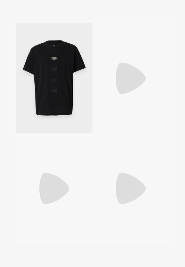 Zwarte katoenen t-shirt met een ronde hals, korte mouwen en meerdere reliëflogo's in verschillende maten en tinten zwart op de voorkant.; Zwarte broek van een soepele stof; met een elastische tailleband, zijzakken en een taps toelopend ontwerp. Minimalistisch en eenduidig van kleur.; Witte leren sneaker met een gladde afwerking, ronde neus, platte veters en een gestructureerde zool. Kenmerkt zich door een subtiel logo op de hiel.; Zwarte ronde zonnebril met donkere lenzen en slanke metalen armen. Inclusief heldere tempelpunten en zilveren accenten bij de scharnier. Minimalistisch ontwerp.