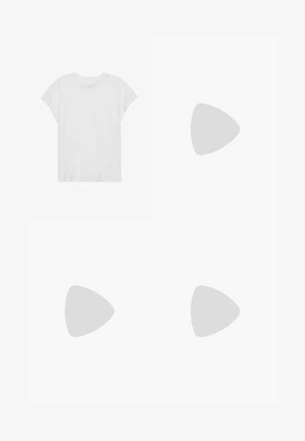 Bílá krátkosrstá tričko s kulatým výstřihem, volný střih, vyrobené z měkké bavlněné tkaniny. Hladký povrch, bez vzorů nebo log.; Modré džíny s vysokým pasem a volným střihem, s předními kapsami, zipovým zapínáním a jemným vyblednutím na látce.; Černé kožené boty s kulatou špičkou, silnou gumovou podrážkou a šňůrkami. Design obsahuje dekorativní šití na svršku.; Náušnice ve zlatém tónu s kombinací geometrických tvarů: čtverec, kruh a propojené oválné designy s lesklým povrchem.