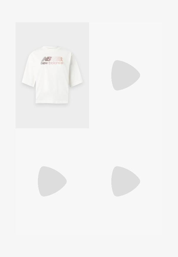 Weißes kurzärmeliges T-Shirt aus Baumwolle mit einem Farbverlauf-Logo in Rosa und Grau sowie dem Text „new balance“ unter dem Logo.; Weite, cremefarbene Hosen mit elastischem Bund und Kordelzug. Glattes, leichtes Leinenmaterial, ohne sichtbare Muster oder Beschläge.; Schwarze Wildledersneaker mit weißen Streifen und Akzenten, rundlicher Zehenbereich, Sohlen aus braunem Gummi, kombiniert mit weißen, gerippten Sneakersocken.; Braune Leder-Crossbody-Tasche mit geschwungener Form, goldfarbenen Beschlägen und einer Schnallenakzentuierung. Verfügt über einen abnehmbaren Schultergurt.