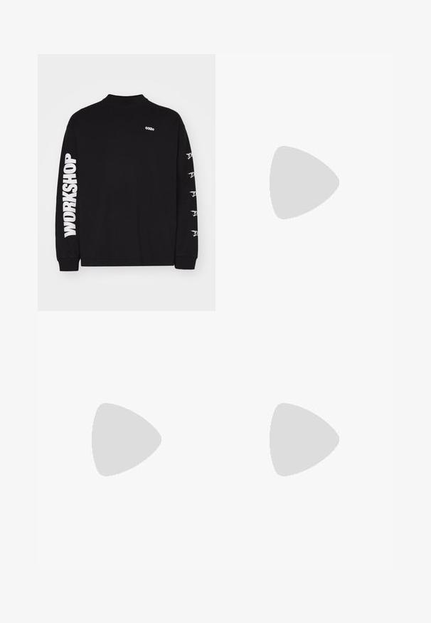Maglietta nera a maniche lunghe in cotone, con logo "032c" sul petto e testo "WORKSHOP" in grassetto bianco lungo la manica sinistra.; Jeans ampi in denim nero con un motivo testurizzato e sbiadito, dotati di cinque tasche e chiusura a bottone. Tessuto liscio con una finitura leggermente lucida.; Sneaker Adidas Superstar bianca con strisce nere, punta a conchiglia e testo "Superstar" sul lato, mostrata in profilo sinistro su sfondo bianco.; Occhiali da sole neri oversize con lenti ovali, montatura in plastica liscia e accenti dorati sulle tempie. Le lenti scure offrono protezione dal sole.