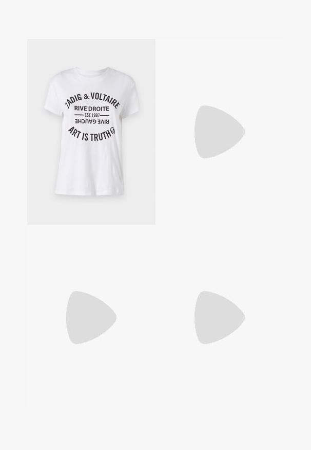 Hvid bomulds T-shirt med fede sorte bogstaver, der viser brandnavn, placering, etableringsdato og slogan i et cirkulært layout. Rund halsudskæring.; Filippa K HIGH WAIST PLEATED - Shorts - beige; Sorte læder loafers med en kraftig gummisål, firkantet tå og dekorativ rem. Designet har en mønstret indersål med hjerter.; Rød lakeret læder crossover taske med sølv hardware, der har et centralt emblem, runde ringe og en justerbar rem.