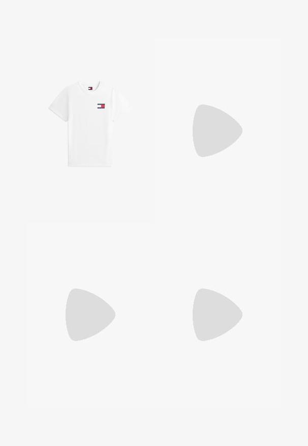 Bílá bavlněná tričko s kulatým výstřihem, které má na levém hrudníku malou nášivku s logem v červené, bílé a modré barvě. Krátké rukávy, klasický střih.; Modré džíny z denimu se střihem rovného nohavice, s pěti kapsami, lehkým vyblednutím a měděným prošitím. Dokončeno standardním pasem.; Sněrovací boty Lacoste v tmavě šedé barvě s síťovinou a syntetickým materiálem, prezentující texturovanou podrážku a hnědé detaily na límci a logu.; Calvin Klein ELECTRIC - Náramek - silver-coloured