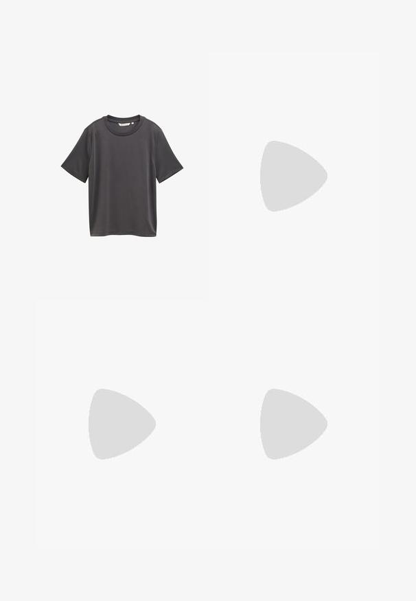 Dunkelgraues Kurzarm-T-Shirt mit Rundhalsausschnitt, aus weichem Stoff gefertigt, mit geradem Schnitt und minimalistischem Design ohne Muster oder Akzente.; Gestreifte Capri-Hosen in Hellgrau und Weiß. Verfügt über einen Knopfverschluss, vier Taschen und umgeschlagene Säume mit Knopfdetails. Weicher Stoff.; Tamaris Pumps - cognac; Schwarze Handtasche mit strukturierter Form, glatter Textur und einem metallischen Verschluss. Kombiniert mit weiten schwarzen Hosen und offenen Sandalen auf einem Holzboden.