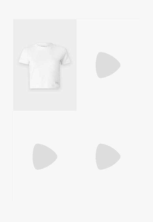 Tricou alb scurt, realizat din bumbac neted, cu gât înalt și mâneci scurte. Logo mic brodat în colțul de jos.; Jeans largi de culoare albastră închisă, cu talie înaltă, decorate cu accente de nasturi pe laterale și o textură netedă din denim.; Botine negre, până la genunchi, din piele netedă cu finisaj texturat, având un toc înalt și pătrat și un vârf rotunjit.; Geantă mini neagră cu paiete, cu un umar texturat înnodat și un lanț argintiu. Formă rotundă cu partea de sus adunată și detalii reflectorizante.