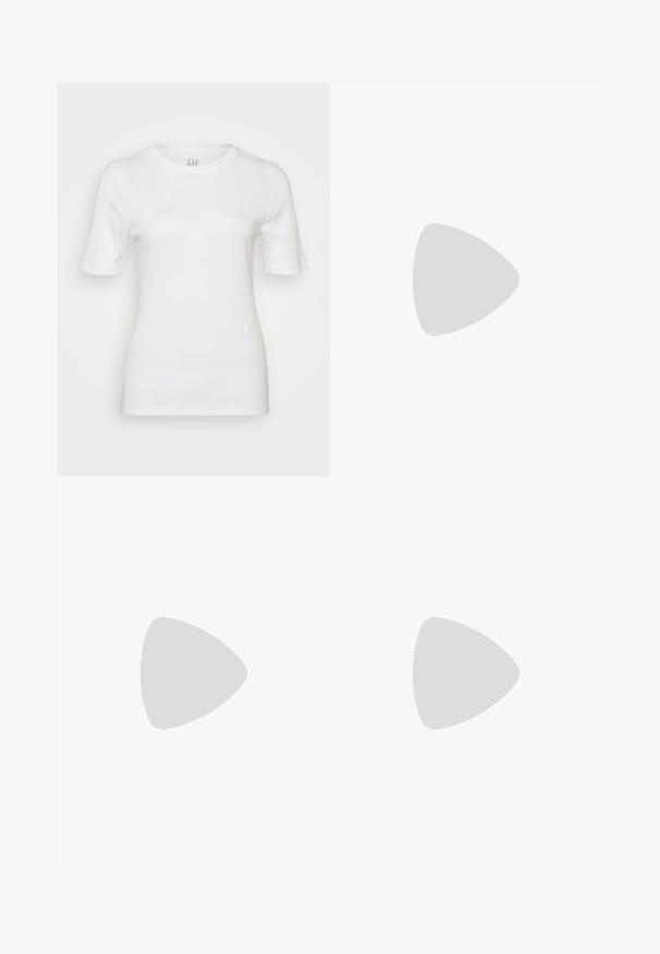 Valkoinen lyhythihainen t-paita, joka on valmistettu puuvillasta, ja siinä on pyöreä kaulus sekä minimalistinen muotoilu, jossa on GAP-logo kauluksessa.; Laahustetut housut tummasta denimistä. Ominaisuuksiin kuuluu kaksi etunappia, laskostettu muotoilu ja sileä rakenne. Suora malli koko pituuden helman kanssa.; Musta nilkkurit, jotka on valmistettu sileästä nahasta, joissa on terävä kärki ja lyhyt, ohut korko. Niissä on saumaton muotoilu ja hienovaraiset tikkauskoristeet.; Aurinkolasit oliivinvihreällä värillä, ohuella kultakehyksellä ja sinisillä yksityiskohdilla varustetuilla penseillä. Soikeat linssit ja minimalistischinen muotoilu.