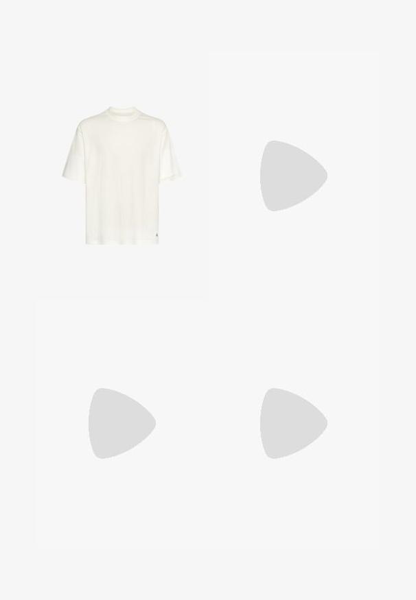 T-shirt in cotone bianco con maniche corte, scollo rotondo, vestibilità rilassata e dettagli di cucitura sottili. Piccolo logo in basso a destra.; Shorts leggeri in cotone bianco con vita elasticizzata e cordino, caratterizzati da una texture stropicciata e una vestibilità rilassata.; Sneaker bianco con lacci sospeso sopra una panchina di legno, con fogliame verde sullo sfondo, che mette in mostra il design e la texture della scarpa.; Occhiali da sole aviator in metallo dorato con grandi lenti verde scuro, caratterizzati da una montatura sottile e paduli nasali trasparenti per il comfort.