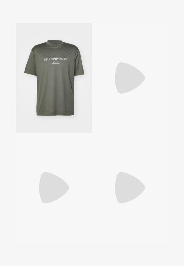 Dunkelgrünes Baumwoll-T-Shirt mit Rundhalsausschnitt, versehen mit einem weißen Logo, das "EMPORIO ARMANI Milano" über der Brust trägt. Kurze Ärmel.; Dunkelgrüne, maßgeschneiderte Hose mit Gürtelschlaufen, vorderer Bügelfalte und Seitentaschen, vor einem weißen Hintergrund präsentiert.; Schwarze Ledersneaker mit niedrigem Profil, abgerundeter Zehe und Schnürverschluss; ausgestattet mit einer strukturierten Gummisohle und Logo-Detail an der Ferse.; Schwarze Leder-crossbody-Tasche mit einem Reißverschlussfach, Logo-Detail und einem verstellbaren, gebrandeten Gurt. Getragen zu einem strukturierten marineblauen Pullover.