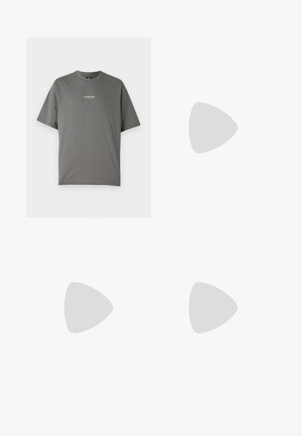 T-shirt en coton gris avec un col rond, des manches courtes et un logo G-Star RAW imprimé en blanc sur la poitrine.; Pantalons cargo beige en coton, dotés de plusieurs poches latérales, d'une coupe droite et d'un système de fermeture à bouton. Texture lisse avec détails de coutures.; Des baskets en cuir blanc avec une finition lisse, un bout rond, des lacets plats et une semelle texturée. Accents en daim gris au niveau du talon.; Lunettes de soleil noires rectangulaires avec des verres sombres. Monture brillante, branches droites avec une légère courbure. Design minimaliste, sans embellissements.