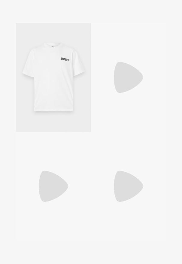 Λευκό κοντομάνικο μπλουζάκι από βαμβάκι. Διαθέτει στρογγυλή λαιμόκοψη και ένα μικρό μαύρο λογότυπο "DICKIES" στην αριστερή πλευρά του στήθους.; Μπεζ βαμβακερές κοντές παντελόνες με ίσια γραμμή, διαθέτουν φερμουάρ, εμπρόσθιες τσέπες και ραμμένο στρίφωμα. Απαλή υφή και μινιμαλιστικός σχεδιασμός.; Καφέ και μπλε καρό παντελόνια με φαρδιά πόδια, σε συνδυασμό με λευκά παπούτσια που έχουν μαύρες λεπτομέρειες και υφασμάτινες σόλες, τοποθετημένα σε πράσινο φόντο.; Καφέ υφασμάτινη τσάντα χιαστί με φερμουάρ και μπροστινή τσέπη; φορεμένη πάνω από ένα γκρι και πορτοκαλί ριγέ μακρυμάνικο πουκάμισο με λογότυπο.