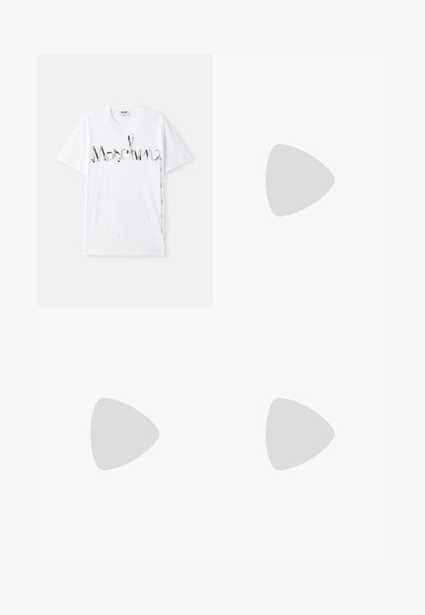 T-shirt de algodão branca com um logotipo gráfico em preto e prata que se assemelha a uma fita. Mangas curtas e design de decote redondo.; Calções pretos feitos de um tecido leve com uma superfície texturizada, apresentando uma cintura elástica e cordões para ajuste.; Os mocassins de couro negro apresentam uma biqueira arredondada, detalhes costurados e um pequeno destaque dourado na frente. A sola é plana e discreta.; Saco têxtil preto com alças duplas e alça de ombro destacável. Apresenta logotipo em relevo e etiqueta de couro. Textura suave, formato retangular.