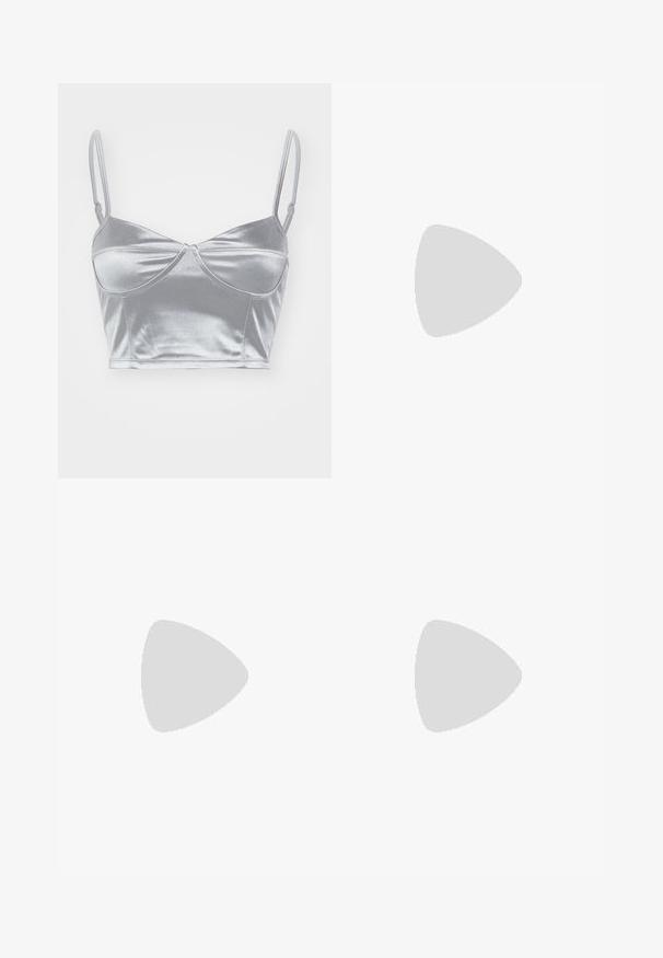 Bralette en satin argenté avec des fines bretelles réglables, un décolleté en cœur et un design torsadé au centre. Texture lisse et brillante.; Chemisier blanc à manches longues avec épaules volantes, patte de boutonnage à l'avant, taille péplum et détail à nouer. Il présente un tissu texturé et légèrement froissé.; Jeans larges à imprimé serpent en gris clair et crème. Matériau en denim, design à cinq poches avec des coutures visibles et une fermeture à bouton.; Baskets en suède gris clair avec des accents en cuir blanc, trois rayures blanches et une semelle en caoutchouc marron, dotées d'un col rembourré pour plus de confort.