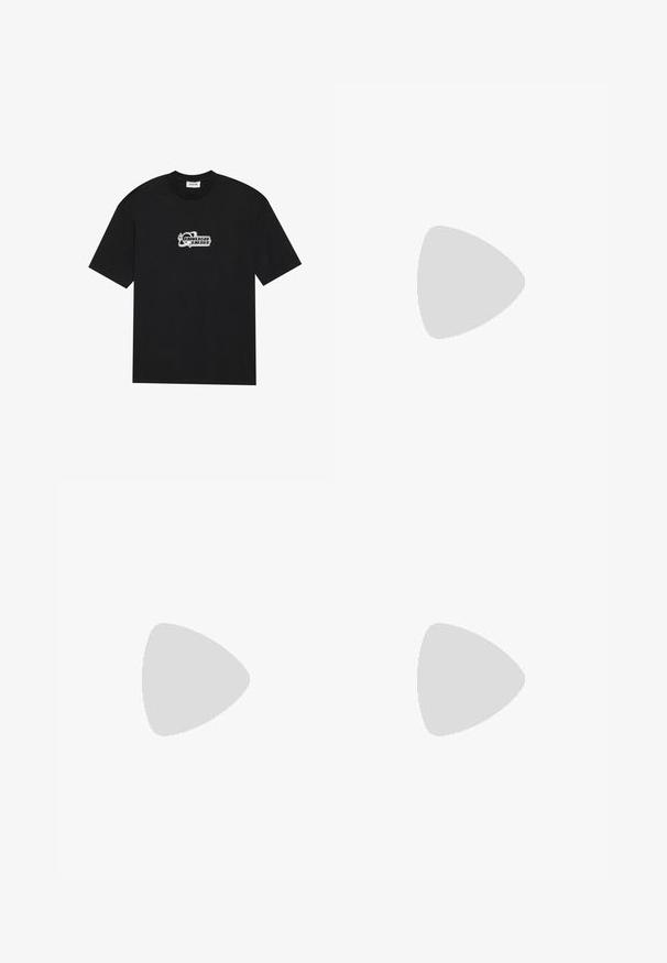 T-shirt en coton noir à manches courtes avec un imprimé graphique blanc comprenant le texte "ÉNERGIE UNIVERSELLE." Coupe classique et col rond.; Pantalons larges noirs avec une taille élastique arborant un texte logo blanc. Fabriqués en tissu doux et extensible, adaptés pour un usage décontracté.; Baskets en cuir verni noir avec un détail argenté "90", présentant une surface texturée et un design à lacets, associées à un pantalon large gris.; Lunettes de soleil rectangulaires noires avec des verres sombres, une monture en plastique lisse et un logo subtil sur la tige gauche. Design minimaliste.