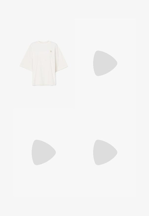 Übergroßes T-Shirt mit kurzen Ärmeln aus cremefarbenem Baumwollstoff, Rundhalsausschnitt und einem gestickten Logo in Hellbraun auf der linken Brust.; Midikleid aus leichtem Stoff mit einem gewagten, orange-braun-pinken abstrakten Muster, das eine glatte Textur und eine fließende Silhouette aufweist.; Sneaker mit Obermaterial aus cremefarbenem Leder, hellblauen Streifen und pfirsichfarbenen Akzenten. Verfügt über eine strukturierte braune Gummisohle und ein minimalistisches Design.; Beige Leder Schultertasche in Halbmondform, mit glatter Oberfläche und einem geschwungenen Henkel. Verfügt über einen Reißverschluss und saubere Nähte.