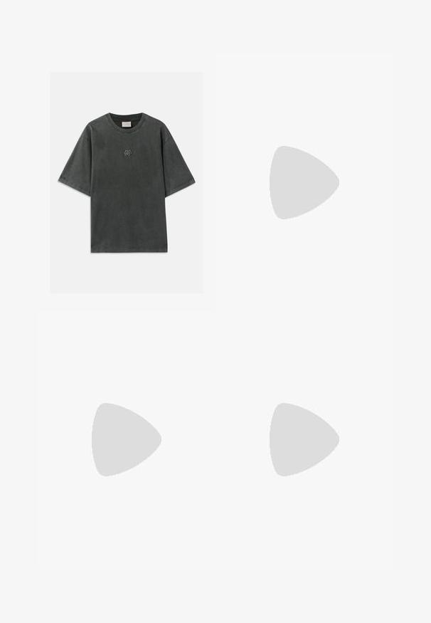 T-shirt en coton gris à coupe ample, manches courtes et encolure ronde. Présente un petit logo sur la poitrine. Texture lisse.; Shorts noirs en tissu lisse avec un design ajusté, présentant un devant plat et deux poches latérales, ainsi qu'une taille régulière.; Baskets en cuir blanc avec une finition lisse, bout arrondi, lacets plats et semelle texturée. Présente un logo discret sur le talon.; Sac à bandoulière en nylon noir avec une sangle contrastante, une forme rectangulaire élégante, un détail de logo et une poche zippée à l'avant.