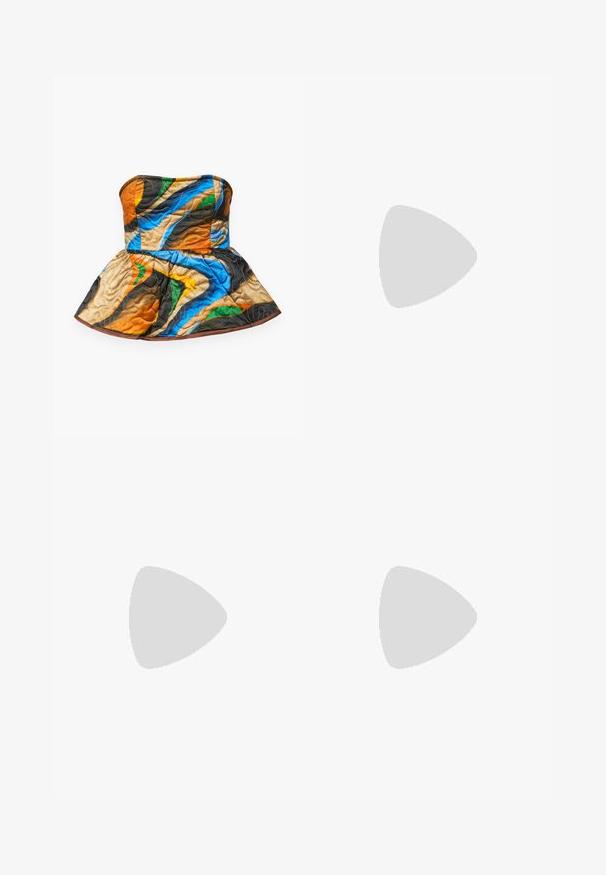 Top sin tirantes acolchado con un diseño de peplum. Presenta patrones coloridos en naranja, azul, verde y marrón sobre una tela texturizada.; Pantalones de pierna ancha en tejido melocotón, con una textura suave, frente plano con pliegues y una cinturilla elástica para mayor comodidad.; Zapatilla atlética negra y azul clara con puntera redondeada, parte superior de malla y sintético, y soporte en el talón naranja en un diseño que absorbe impactos.; Bolso tote acolchado azul con parte superior en forma de V, dos asas resistentes y un acabado texturizado. Presenta líneas acolchadas para mayor estructura.