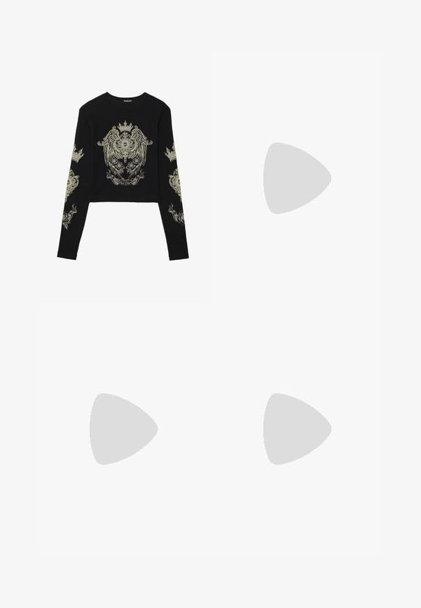 Černý dlouhý rukáv crop top s žebrovanou texturou. Obsahuje složité zlaté grafické vzory korun a růží na přední straně a rukávech.; Černá průhledná sukně s nařaseným pasem, která má dvě velké přední kapsy, páskový uzávěr a kulatý kovový akcent.; Černé kožené kovbojské boty s špičatými špičkami, podpatky ve tvaru klínu a stříbrně vyšívanými květinovými vzory po celé délce. Kontrastní prošívání po celém obvodu.; Černá kožená kabelka s křivkovým designem, zdobená stříbrnými hřebíky, s přezkou a dvěma bočními kapsami. Nastavitelný popruh pro různé možnosti nošení.