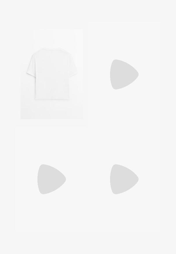 Korte mouwen, ronde hals witte T-shirt. Zachte textuur met een rechte snit en een zichtbaar middennaad op de achterkant. Geen patronen of graphics.; Beige wijde broek met een elastische tailleband, gemaakt van lichtgewicht materiaal, met voorplooien en een relaxte pasvorm.; Suède, kniehoge laars in een lichte tan kleur. Kenmerkt zich door een puntige neus, een rits aan de zijkant en een lage hak voor stabiliteit.; Bruine suède hobo tas met een gebogen vorm, enkele schouderband, ritsluiting en een gladde textuur. Eenvoudig ontwerp met minimale hardwaredetails.