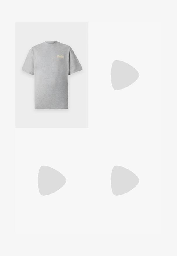 Šedé tričko s krátkým rukávem vyrobené z měkké tkaniny, s kulatým výstřihem a malým krémovým logem na hrudi.; Černé tepláky s elastickým pasem, bočními kapsami a volným střihem. Vyrobené z měkké, hladké tkaniny s jednoduchou strukturou.; Černé lakované kotníkové boty s krokodýlí texturou, zakřivenou špičkou, bočním zipem a čtvercovým kovovým podpatkem.; MM6 Maison Margiela TOP HANDLE MINI BAG UNISEX - Taška s příčným popruhem - vaporous grey