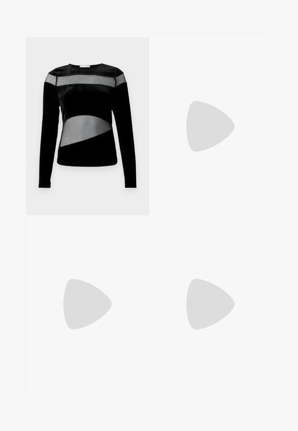 Zwarte langesleeve top met een mix van fluweel en gaas panelen, voorzien van geometrische uitsparingen en een ronde halslijn.; Zwarte wijde broek gemaakt van een zachte stof. Kenmerkt zich door een gladde textuur en een platte tailleband, ontworpen voor een ontspannen pasvorm.; Bordeaux gepatineerde leren hoge hakken sandaal met een enkelbandje, puntige neus en drie horizontale banden over de voet. Details met gouden gesp.; Rode hars rozenhanger aan een zwarte koord. De roos heeft gelaagde bloemblaadjes met een glanzende afwerking, bevestigd aan een verstelbare knoopsluiting.