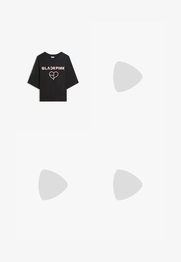 Fekete, rövid ujjú pamut póló. Elöl "BLACKPINK" felirat látható élénk rózsaszín betűkkel, és egy rózsaszín szív grafikával.; Széles szárú fehér farmernadrág piros varrással, magas derékkal, elöl gombos záródással és oldalsó zsebekkel. Texturált pamut anyag.; Fekete sportcipő texturált felsőrésszel, három ezüst csíkkal, és egy jellegzetes párnázott talppal, amely több integrált szakaszból áll.; Fekete lakkbőr kézitáska ívelt formával, egy vállpánttal, elülső zsebekkel és ezüstszínű fémrészletekkel.