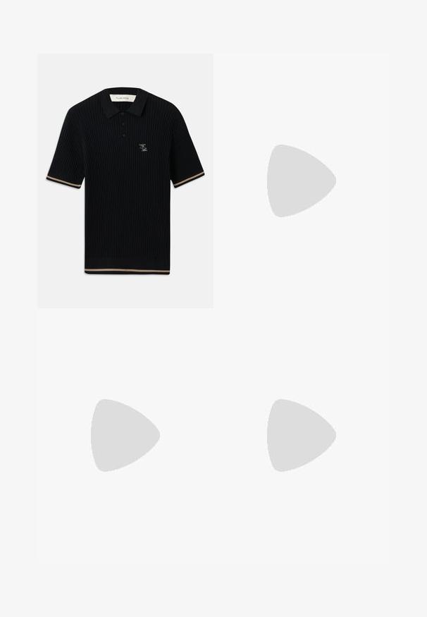 Svart ribbet kortermet polo skjorte med krage, tre knapper, beige kant på ermene og kanten, samt FP brodert logo på venstre bryst.; Lys blå denim jeans med rett snitt, med et stort hvitt grafisk bilde av en katt på baksiden. Klassisk fem-lomme-design.; Sorte vevde slip-on sko med en glatt lærdetalj på overdelen, design med rund tå og en lavprofil gummisåle.; Svart lær crossbody-veske med en glidelåslomme, logo-detalj og justerbar rem med merke. Båret mot en teksturert marineblå genser.