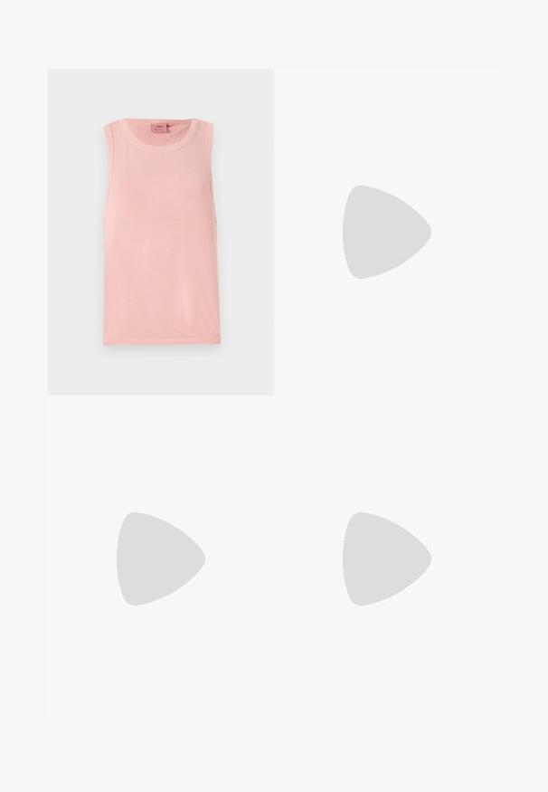 Haut sans manches rose clair avec un col rond ; fabriqué en tissu lisse ; présente des coutures minimales avec une coupe décontractée et sans ornements.; Shorts rose clair avec un design ajusté, devant plat, poches latérales avec fermetures à bouton et une texture de tissu lisse.; Escarpin à talon haut et à bout pointu en cuir verni marron avec une bride arrière. Présente un design élégant et une texture de surface lisse.; Sac à main en cuir verni rose, de forme rectangulaire, avec une bandoulière en chaîne amovible et des détails en métal argenté à l'avant.