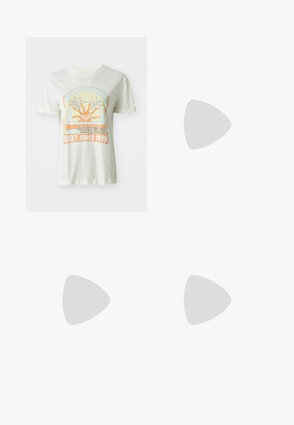 Krema barve bombažna majica s kratkimi rokavi, s retro grafiko palmovih dreves, sonca ter napisom "ROXY SINCE 1990" v oranžnih in teal odtenkih.; Zelene kratke hlače z belim valovitim vzorcem in rožnatimi cvetličnimi akcenti. Imajo elastičen pas in nastavljivo vezavo. Narejene so iz lahkega materiala.; Beli platneni nizki športniki z gumijastim podplatom, okroglo konico, vezalnim zapiranjem in stransko usnjeno črto.; Sončne naočale z zlatim kovinskim okvirjem in temnimi lečami, v obliki mačjih oči, s črnimi ročaji, ki na eni strani vsebujejo mavrični poudarek.; Srebrni uhani v obliki obročka s spiralnim dizajnom, ki imajo sijajno površino in zapiralo na zadnji strani. Mere znašajo približno 3 cm v premeru.