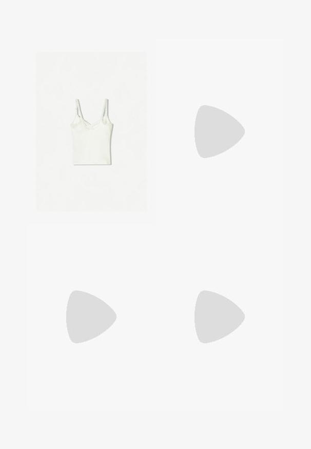 Bershka Felső - white; Fehér pamut rövidnadrág, rugalmas derékkal, állítható zsinórral és oldalsó zsebekkel. Puha tapintás és egyszerű dizájn, laza szabással.; Fehér bokapántos szandálok, szíjjal ellátott dizájnnal, biztos bokapánttal és alacsony, áttetsző tömbsarkú kivitelben. Simább textúra és négyzet alakú orr.; Fekete macskaszem napszemüveg fényes felülettel, amelyet egy texturált szürke inggel viselnek, amelynek gallérja van. Nagy fülbevalók is láthatók.