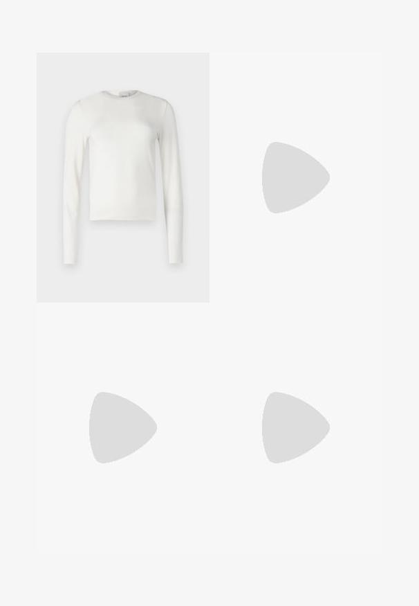 Calvin Klein Langarmshirt - egret; Hellebeige Leinenshorts mit einem elastischen Bund, die eine lockere Passform und einen einfachen Saum aufweisen. Glatte Textur mit einem dezenten, natürlichen Finish.; Calvin Klein High Heel Sandalette - black; Calvin Klein HARDWARE STRAP MEDIUM CROSSBODY - Umhängetasche - black