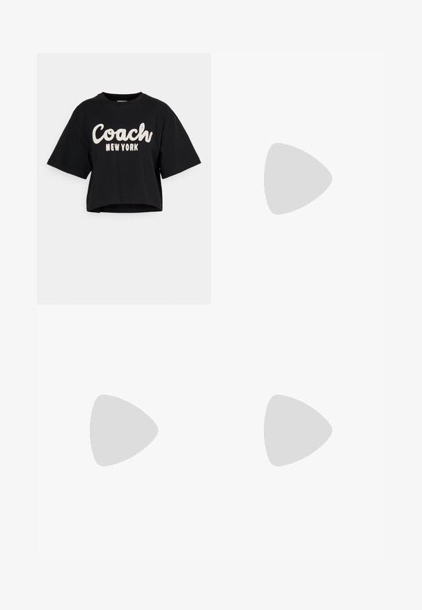 Tricou scurt negru din bumbac, cu un text mare alb "Coach New York" pe față și mâneci scurte. Textură netedă.; Jeans din denim albastru deschis, cu picioare largi, talie înaltă, efect subtil de uzură, margine brută și design clasic cu cinci buzunare.; Pantofii cu toc înalt din suede negru, cu vârf ascuțit și un toc subțire, jos. Textură netedă, cu un design elegant, fără hardware vizibil.; Geantă tote neagră din material sintetic texturat, cu o siluetă largă, având două mânere și un detaliu de pandantiv cu marcă.