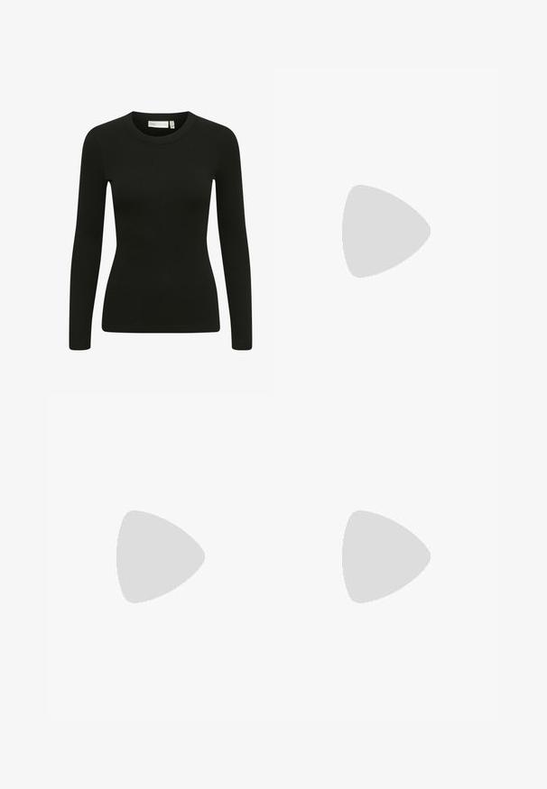 Top negru cu mâneci lungi, matlasat, cu guler rotund și design ajustat. Materialul pare moale, cu o ușoară elasticitate și o textură subtilă.; Pantaloni negri cu picioare largi, cu o textură netedă, front pliat, bucle pentru curea și un design croit. Materialul oferă un aspect rafinat.; Sneaker maro și burgund cu materiale din suede și plasă, având trei dungi crem, țesătură texturată pe limbă și o talpă din cauciuc.; Ochelari de soare din plastic negru cu lentile verzi, rame pătrate, accent argintiu pe sprânceană și brațe texturate. Marca este menționată pe brațul interior.