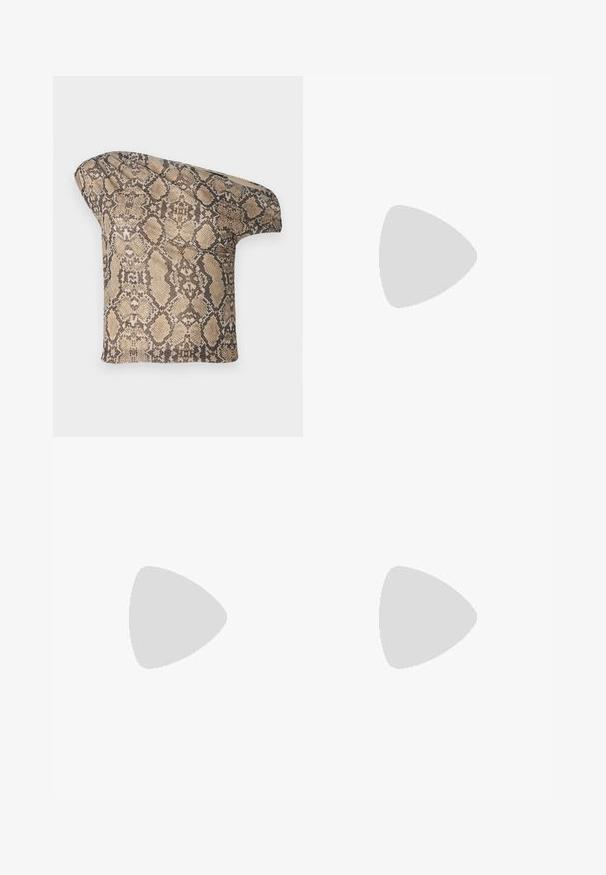 Tecido com padrão de pele de cobra em tons de bege e castanho, com textura e forma assimétrica, projetado para um visual único e moderno.; Saia de cor ferrugem com padrões brancos de paisley e florais. Apresenta uma bainha diagonal e um intrincado design de borda ao longo da margem inferior.; Bota alta de couro marrom desgastado com bico fino e salto agulha em fundo branco.; Bolsa com padrão de pele de cobra e uma alça curva. Feita de materiais texturizados em bege e castanho, apresentando um padrão de diamante distintivo.