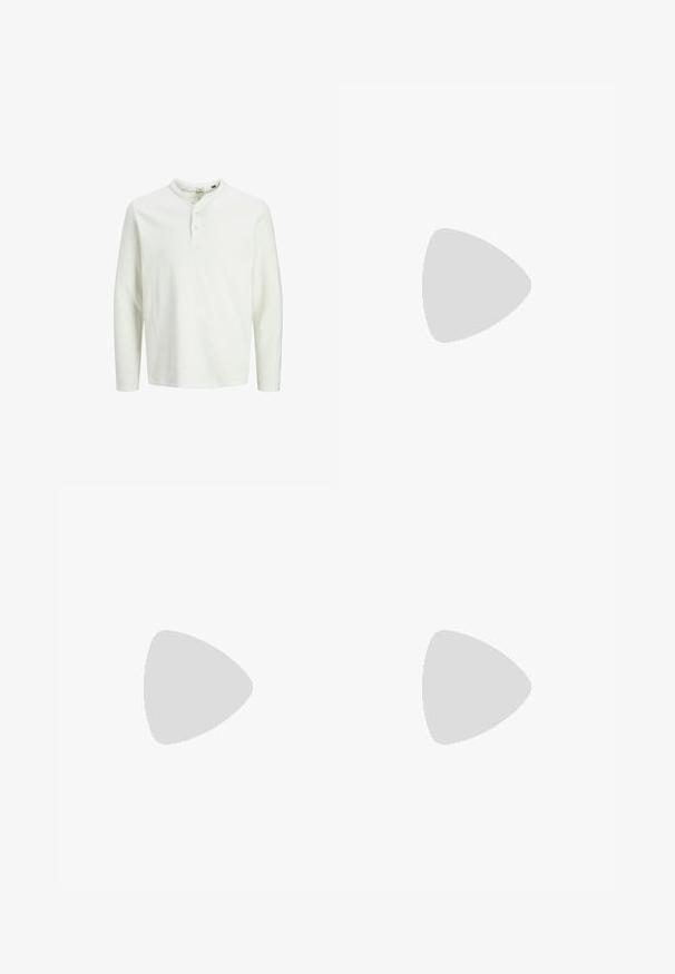 Bela dolga majica henley s tremi gumbi in okroglim izrezom, prikazana na enobarvni beli podlagi.; Svijetloplave traper kratke hlače s opuštenim krojem, koje imaju dva prednja džepa, patentni zatvarač i vidljive šavove.; Svetlo rjave anklne čizme iz semiša z črnim oblazinjenim ovratnikom, zlatimi kovinskimi očesci, belimi šivi in robustnim gumijastim podplatom s izrazitimi tredi.; Črna platnena torba za ramo s ukrivljeno obliko, opremljena z enim trakom in zadrgo. Mehak material, minimalističen dizajn.