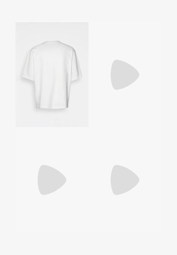 Weißes T-Shirt mit kurzen Ärmeln, lockere Passform, runder Ausschnitt, glattes Baumwollmaterial, ungeschmückter Rücken, gerader Saum, keine Muster oder Akzente.; Schottischer Rock mit Falten, überwiegend rot-schwarzes Muster mit gelben und grünen Akzenten, hohe Taille mit Knopfverschluss.; Rosa Wildleder-Sneaker mit schwarzen Streifen, Gummisohle und strukturiertem lila Fersenbereich. Verfügt über ein Schnürdesign und geprägte Markenkennzeichnung an der Seite.; Schildpatt-Sonnenbrille mit pinken Gläsern, die ein gewagtes, kantiges Design und dünne silberne Hardware-Akzente an den Rahmen aufweist.