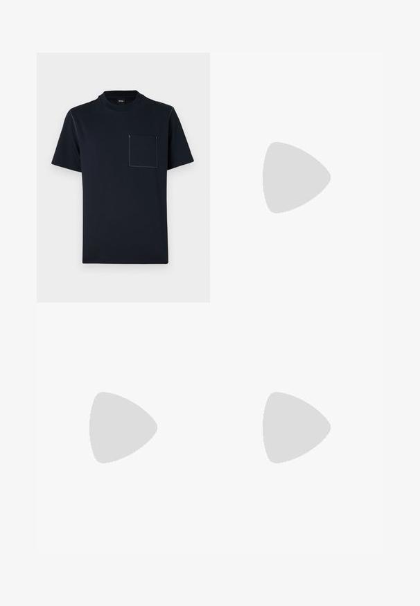 Camiseta de algodón de manga corta en color azul marino, con cuello redondo y un bolsillo frontal que presenta detalles de costura blanca en contraste.; Jeans de mezclilla de color azul oscuro con corte recto, con costuras naranjas, cremallera en la bragueta y bolsillos delanteros. Textura suave y cinturilla estándar.; Zapatillas de cuero negro con un acabado suave, punta redonda y suela de goma negra de contraste. Presentan cordones planos y un logo en el lateral.; Gafas de sol de plástico transparente con lentes marrones rectangulares, que cuentan con finas varillas transparentes y acentos metálicos en las patillas.