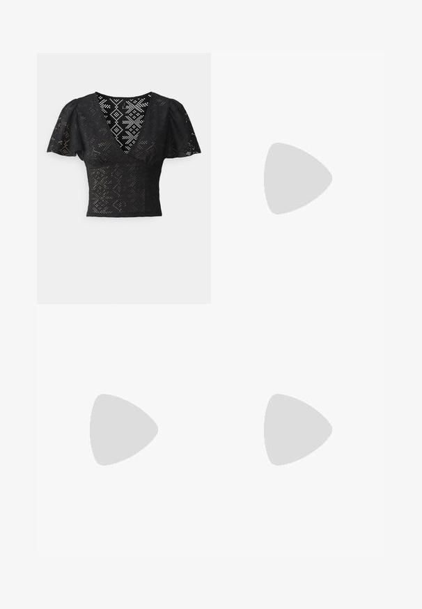 Top scurt, negru, cu decolteu adânc în V și modele intricate tăiate. Prezintă o siluetă ajustată și un material texturat.; Fustă cu model floral, cu talie elastică, straturi volanate și fundal alb, având flori verzi, roșii și albastre.; Sandalie plate bej cu o singură curea lată, curea pentru gleznă cu cataramă și detaliu decorativ din lanț. Textură netedă, asemănătoare cu pielea, și talpă plată.; Geantă din piele neagră, cu o formă curbată, curea detașabilă și accesorii aurii. Geanta are un capac cu un detaliu tip cataramă.