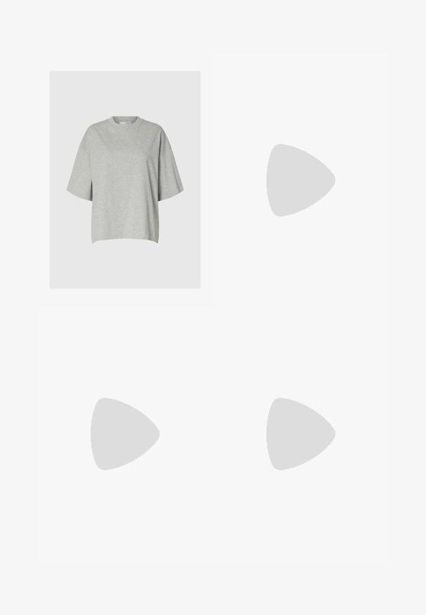 Lichtgrijze katoenen t-shirt met korte, brede mouwen en een ronde halslijn. Zachte textuur, relaxte pasvorm, minimale stikseldetails.; Zwarte leren broekjes met een hoge taille, elastische band, verwijderbare strikriem en een gladde textuur. Heeft een vlakke voorkant en zijzakken.; Zwarte leren enkelboot met een spitse neus en een gestructureerde blokhak. Gladde textuur met een slank, minimalistisch ontwerp.; Zwarte handtas van glad materiaal, met een gebogen vorm, een enkele schouderband en een gouden logo-accent aan de voorkant.