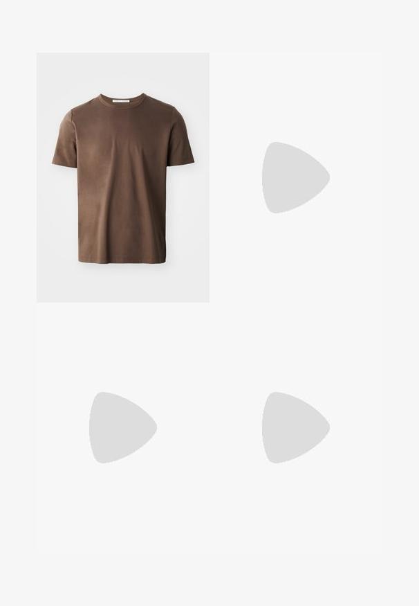 Bruine katoenen T-shirt met een ronde hals, korte mouwen en een gladde textuur. Heeft een label "TIGER OF SWEDEN" bij de hals.; Wollen blend broeken in donkergrijs met een rechte pijpenontwerp, voorzien van een knoopsluiting en een subtiele textuur door de stof.; Zwarte leren instapper met een ronde neus, subtiele stikdetails en een lage hak, met een gladde textuur en een minimalistisch ontwerp.; Zwarte leren clutch met een gestructureerd oppervlak, voorzak met rits en een afneembare polsband. Beschikt over een logo-opdruk aan de voorkant. Rechthoekige vorm.