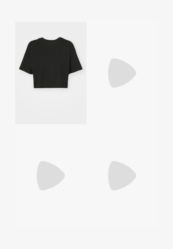 T-shirt nera cropped in morbido cotone. Presenta un colletto rotondo, maniche corte e una vestibilità comoda senza motivi né dettagli.; Pantaloni neri a plissé con vita elasticizzata. Presentano gamba ampia e un tessuto liscio e texture con strisce verticali.; Sneaker atletiche bianche con tomaia in pelle liscia, punta arrotondata, suola spessa e dettagli perforati lungo i lati.; Borsa tote in pelle nera con texture liscia, forma rettangolare e due manici lunghi. Nessun hardware o decorazione visibile.