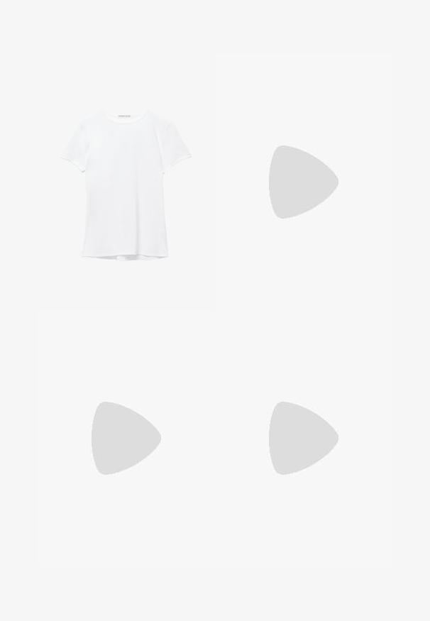 Hvid kortærmet t-shirt lavet af glat stof, med rund halsudskæring og diskrete syninger ved kanten.; Beige vidde bukser med folder, med en glat tekstur og bæltestropper. Skræddersyet snit, der giver en løs pasform omkring benene.; Beige ruskinds slip-on sko med rund tå, dekorativ syning og en guldfarvet hardwaredetalje. Flad sål og blødt inderskud.; Skildpaddemønstrede solbriller med mørke linser, oval form og brede stænger. Har en lille gylden detalje på siden. Glat plastmateriale.