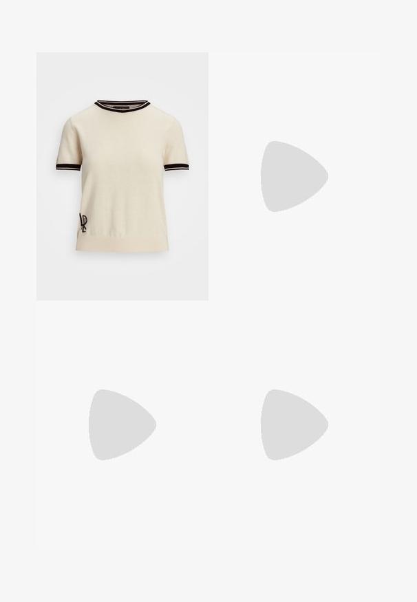 Maglione a maniche corte in crema con colletto e polsini a coste neri. Presenta un logo ricamato sul lato sinistro in basso.; Jeans in denim blu chiaro con vestibilità dritta, caratterizzati da orlo grezzo, tasche standard e chiusura a bottone. Tessuto liscio con leggera scoloritura.; Sandal nero con tacco a spillo, straps incrociati e fibbia regolabile. Presenta una texture liscia e un tacco affusolato.; Borsa a tracolla nera in pelle con due tasche frontali, fibbie dorate, chiusura con zip e una tracolla sottile. Superficie texturizzata e forma rettangolare compatta.