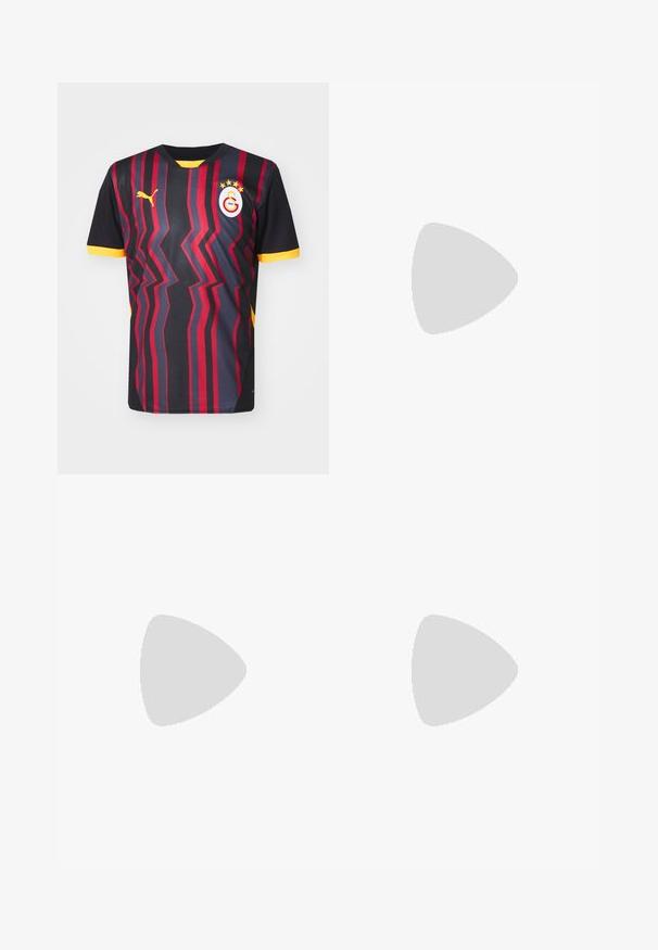 Maglia da calcio a maniche corte di colore nero con strisce zigzag rosse, dettagli gialli, logo Puma e un emblema circolare della squadra con tre stelle.; Pantaloni in denim nero con design a gamba dritta, dotati di cinque tasche, chiusura con bottone e vita classica. Tessuto morbido.; Mocassino in pelle nera con un'accento a frange, dotato di una suola nera spessa e cuciture gialle lungo il bordo. Finitura testurizzata.; Collana in metallo argentato a tre strati caratterizzata da catene sottili e flessibili con una leggera lucentezza, fissata con un gancio a molla e una catena regolabile.