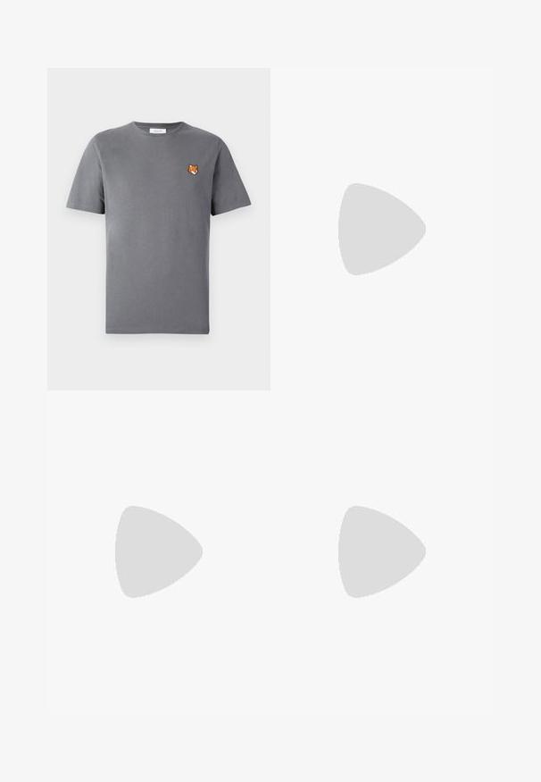 Tricou din bumbac gri, cu un mic broderie a unei capete de vulpe portocalie deasupra pieptului stâng. Guler rotund, mâneci scurte și croială clasică.; Jeans largi de culoare albastru deschis, cu o spălare estompată, având închidere cu un singur buton, cinci buzunare și cusături contrastante.; Sneakers retro bej cu talpă din cauciuc brun, având accente în dungi și logo-uri brodate. Purtați cu șosete albe, detaliu în dungi maronii.; Ochelari de soare cu nuanță galbenă, cu o ramă aurie translucidă, formă dreptunghiulară subțire și brațe unghiulare cu accente verzi deschise.